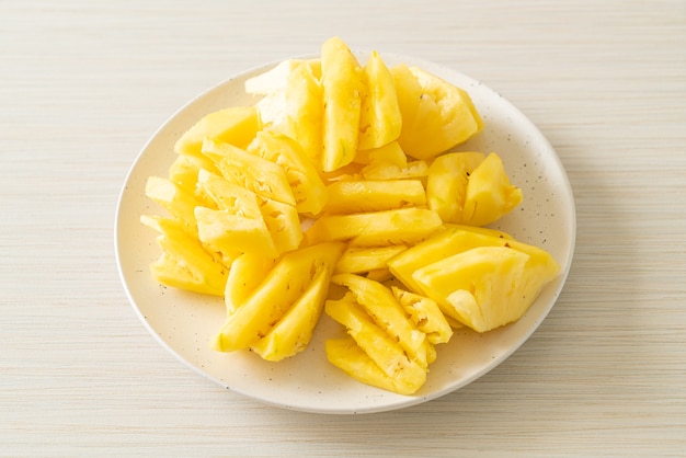 ananas fresco affettato su piatto bianco