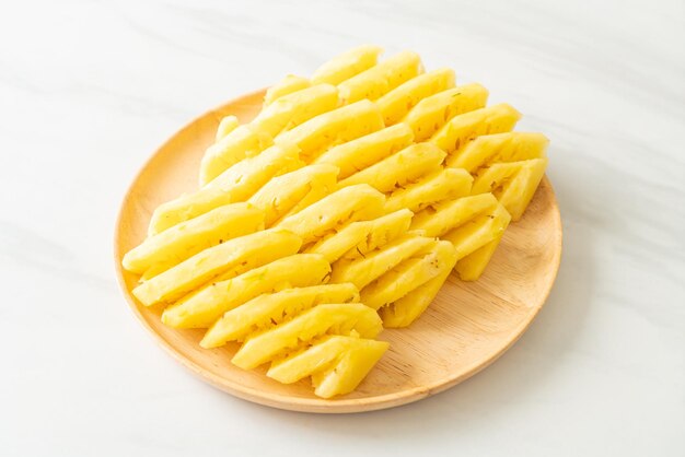 ananas fresco affettato sul piatto di legno