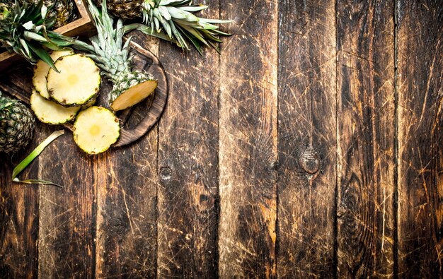 Ananas fresco affettato sulla tavola di legno