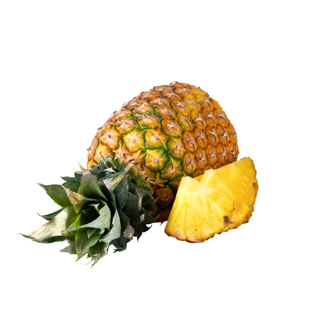 Ananas fresco con fette isolate su sfondo bianco.