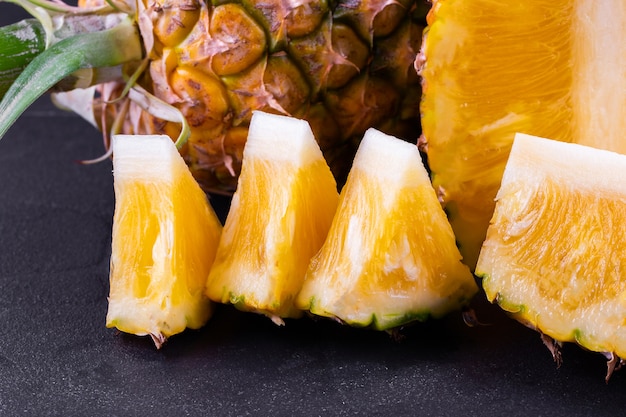 Ananas fresco su legno nero