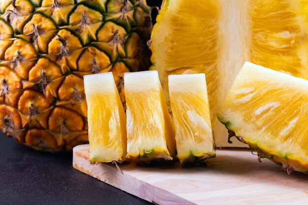 Ananas fresco su legno nero