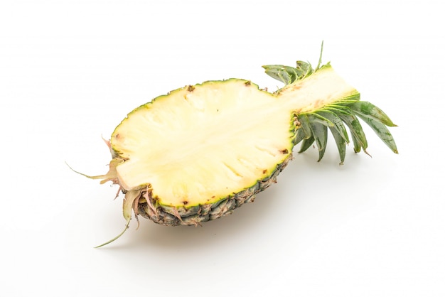 ananas fresco su sfondo bianco