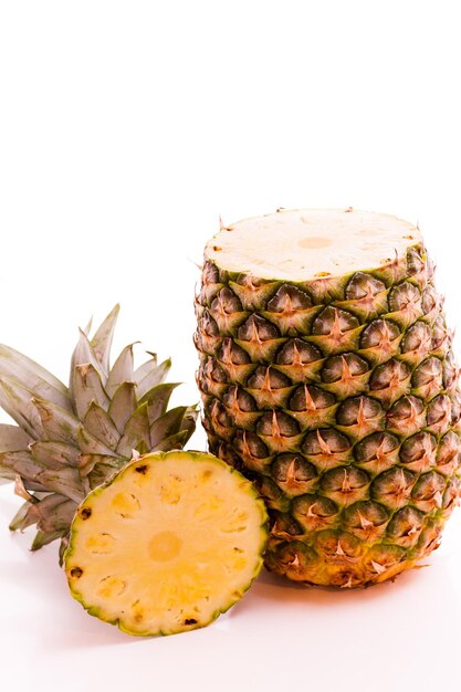 Ananas fresco su sfondo bianco.