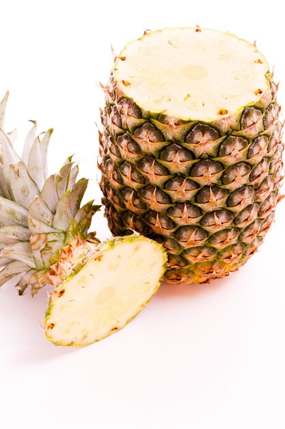 Ananas fresco su sfondo bianco.