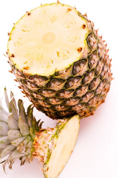 Ananas fresco su sfondo bianco.