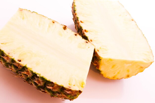 Ananas fresco su sfondo bianco.