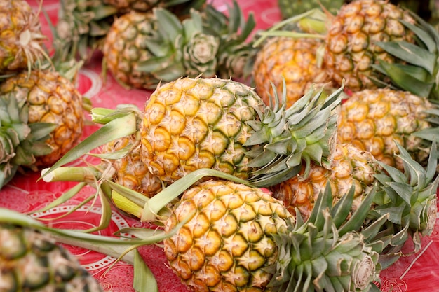 Ananas fresco sul mercato.