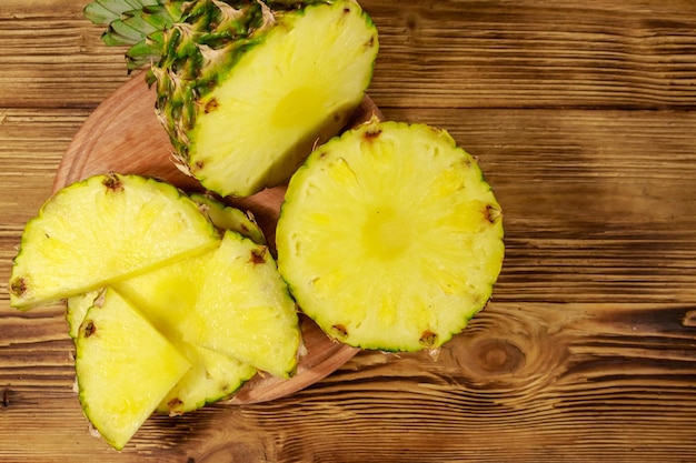 Ananas fresco sul tavolo di legno Vista dall'alto