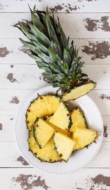 ananas fresco sul vecchio legno bianco dipinto