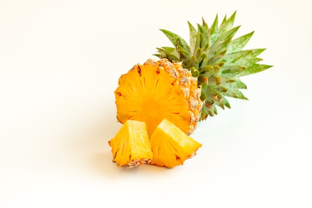 Ananas frutta su sfondo bianco