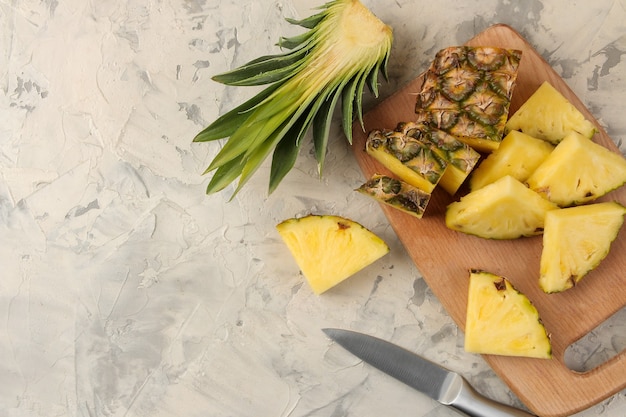 Ananas grande frutta matura. Fette di ananas su un tagliere. estate. vista dall'alto.