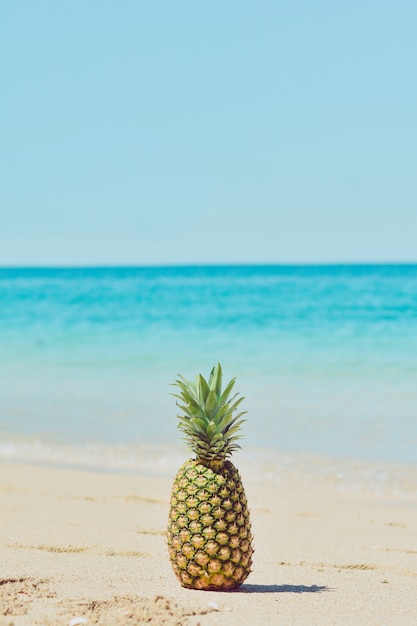 Ananas in spiaggia.