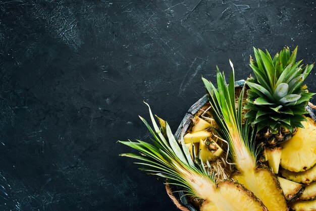 Ananas in una scatola di legno Frutta tropicale Vista dall'alto Spazio libero per la copia