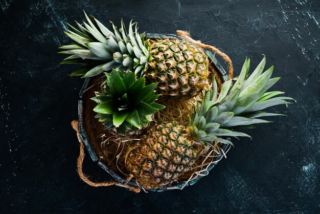 Ananas in una scatola di legno Frutti tropicali Vista dall'alto Spazio per la copia gratuito