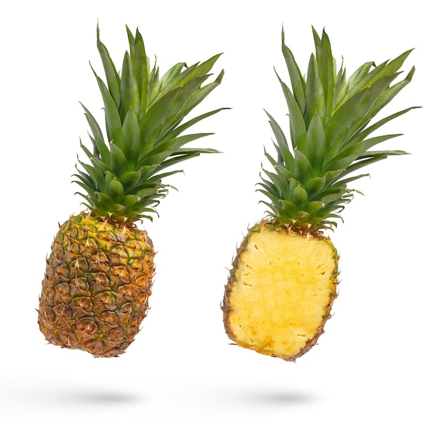 Ananas intero non sbucciato su uno sfondo bianco isolato Ananas succoso con buccia e lunghe foglie verdi in due parti tagliato longitudinalmente isolato su bianco Foto di alta qualità