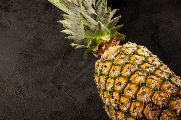 Ananas intero su sfondo scuro.