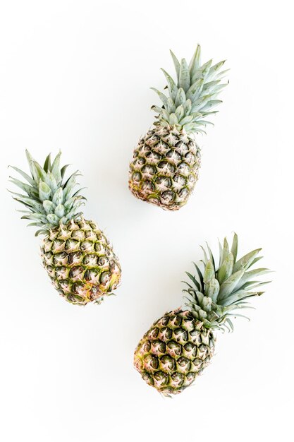 Ananas isolati su sfondo bianco Concetto di cibo Vista dall'alto piatto