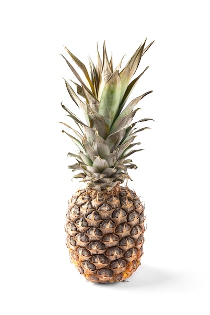 Ananas isolato su bianco.