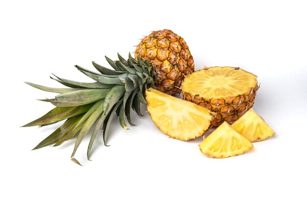 Ananas isolato su bianco.