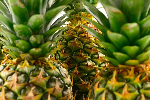 Ananas isolato su bianco.