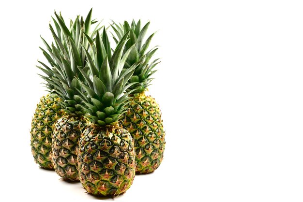 Ananas isolato su bianco.