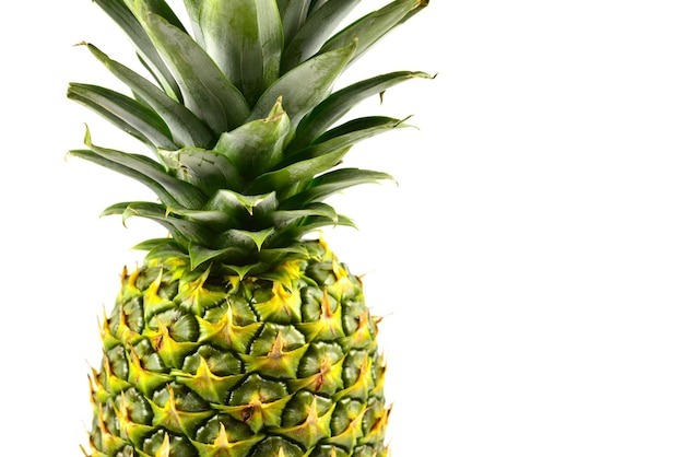 Ananas isolato su bianco