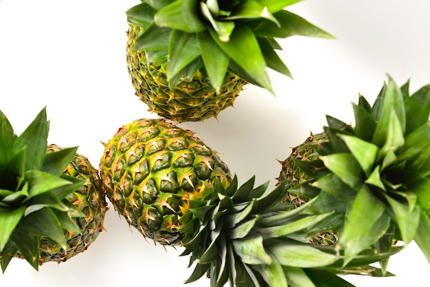 Ananas isolato su bianco