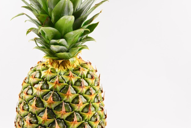 Ananas isolato su bianco