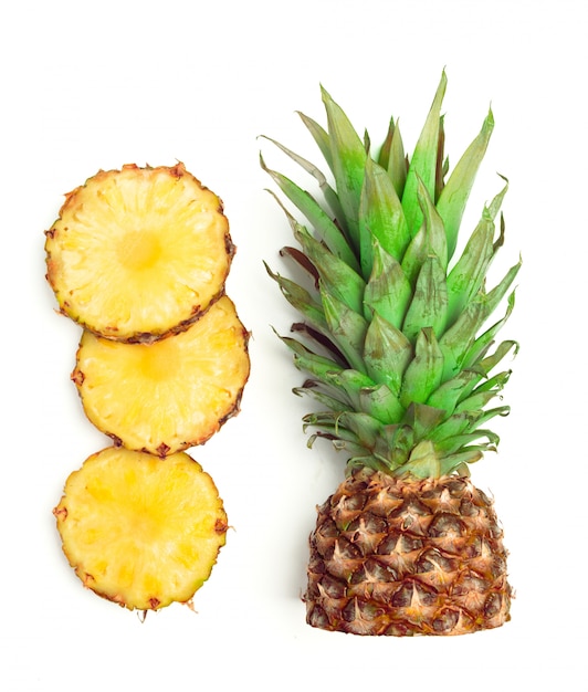 Ananas isolato su bianco