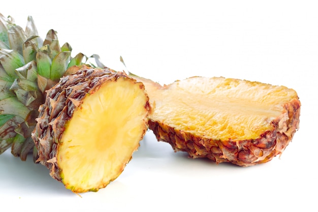 Ananas isolato su bianco