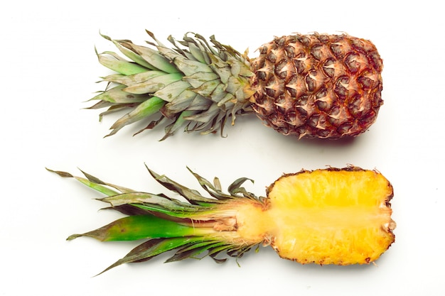 Ananas isolato su bianco