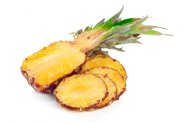 Ananas isolato su bianco