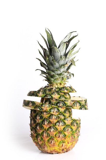 Ananas isolato su sfondo bianco succo organico