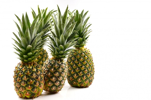 Ananas isolato su sfondo bianco