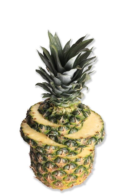 Ananas isolato su sfondo bianco