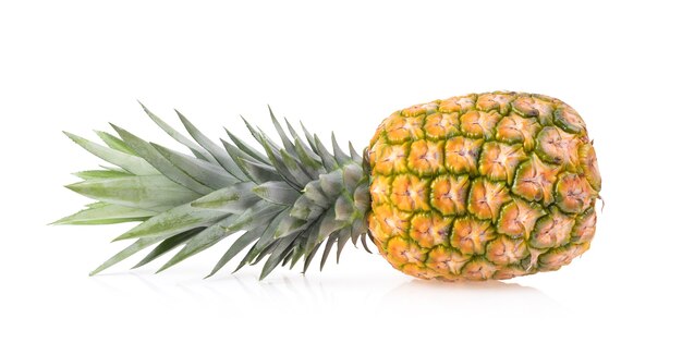 Ananas isolato su superficie bianca