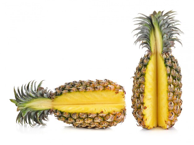 Ananas maturi isolati su bianco