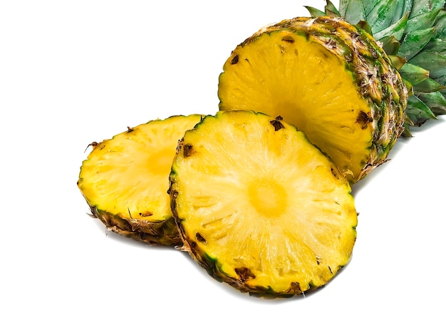 Ananas maturo a fette su sfondo bianco