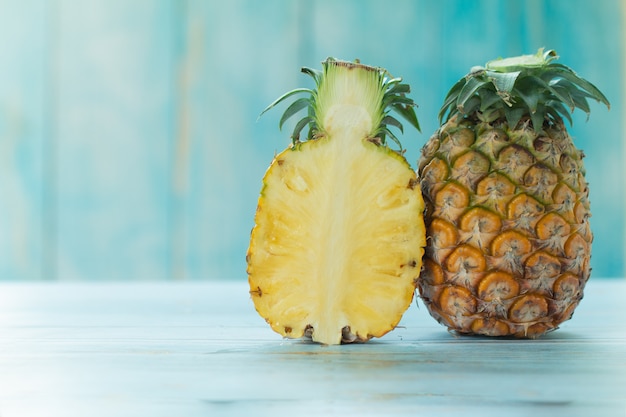 Ananas maturo estate frutti tropicali su turchese pastello