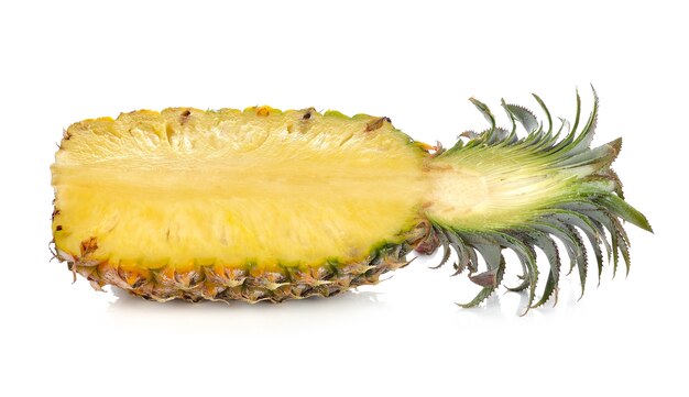 Ananas maturo intero isolato su bianco