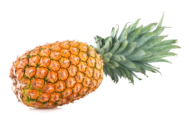 Ananas maturo isolato su bianco