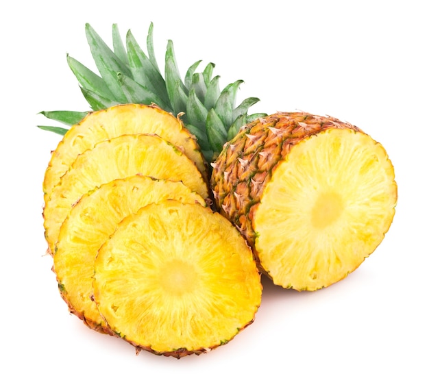 Ananas maturo isolato su bianco