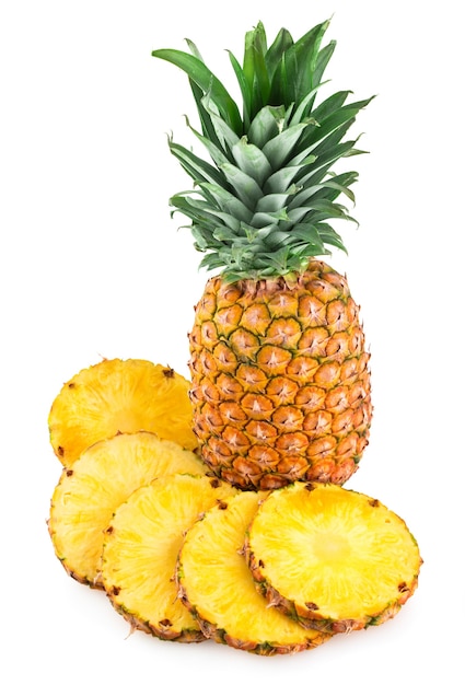 Ananas maturo isolato su bianco