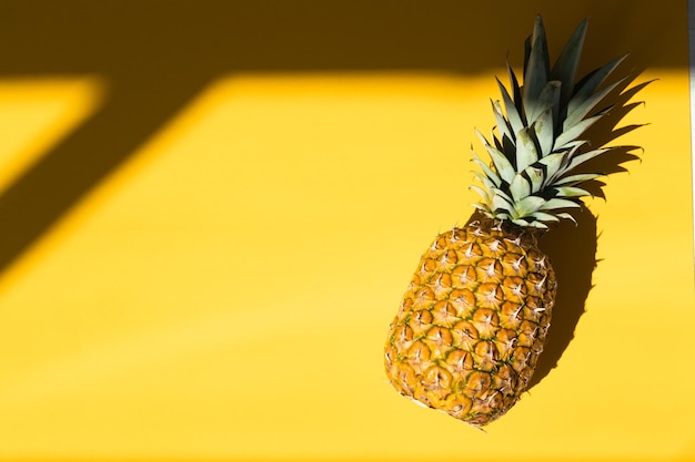 Ananas maturo su sfondo giallo