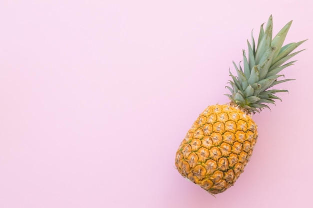 Ananas maturo su sfondo rosa