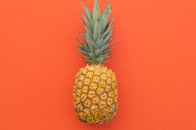 Ananas maturo su sfondo rosso Vacanze estive