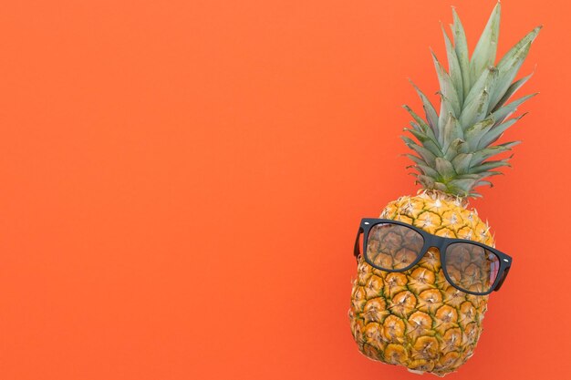 Ananas maturo su sfondo rosso Vacanze estive