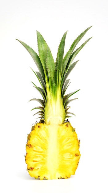 Ananas maturo su una priorità bassa bianca.