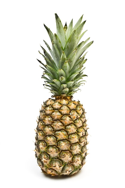 Ananas maturo succoso isolato su priorità bassa bianca